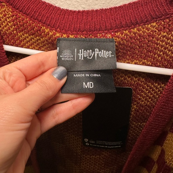 NWT Harry Potter Gryffindor Embroidered Button Up Unisex Cardigan - Picture 6 of 12